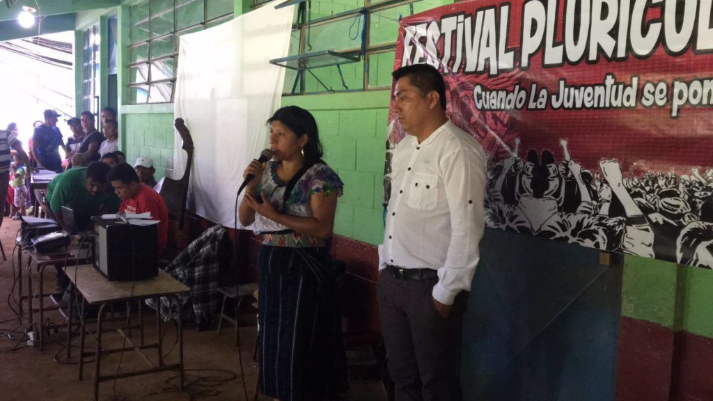 Sonia Gutiérrez Raguay y Eriberto Pop de Abogados Mayas, en el Encuentro de Lucha y Resistencia de los Pueblos en Monte Olivo. Foto: Sonia Gutiérrez Raguay