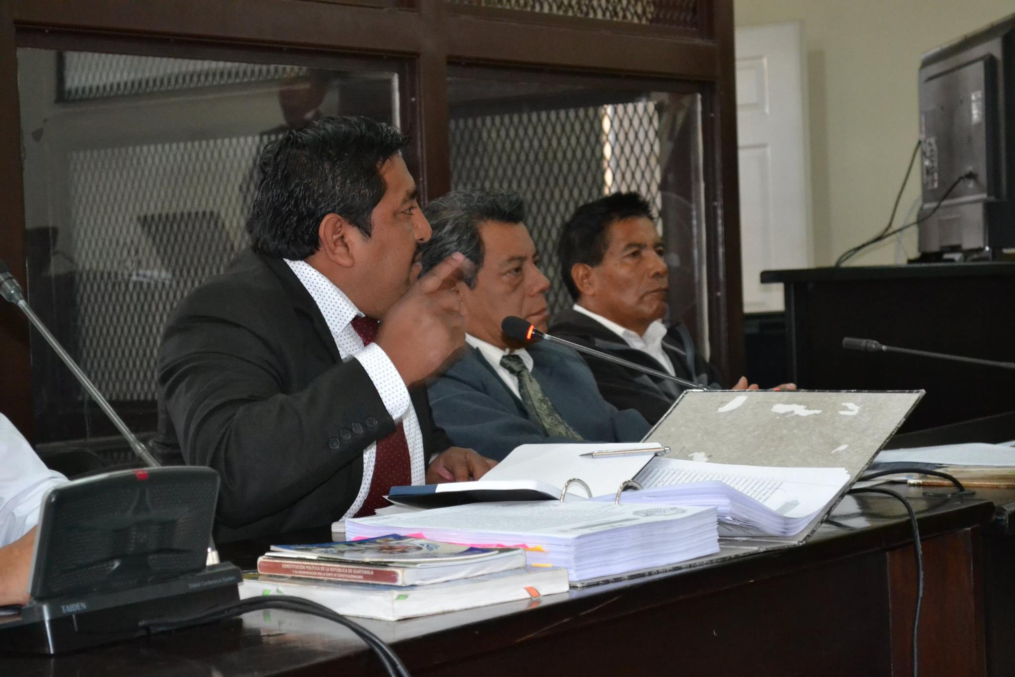 Dos comunitarios de Malacatán, San Marcos; defienden sus derechos durante apertura de juicio