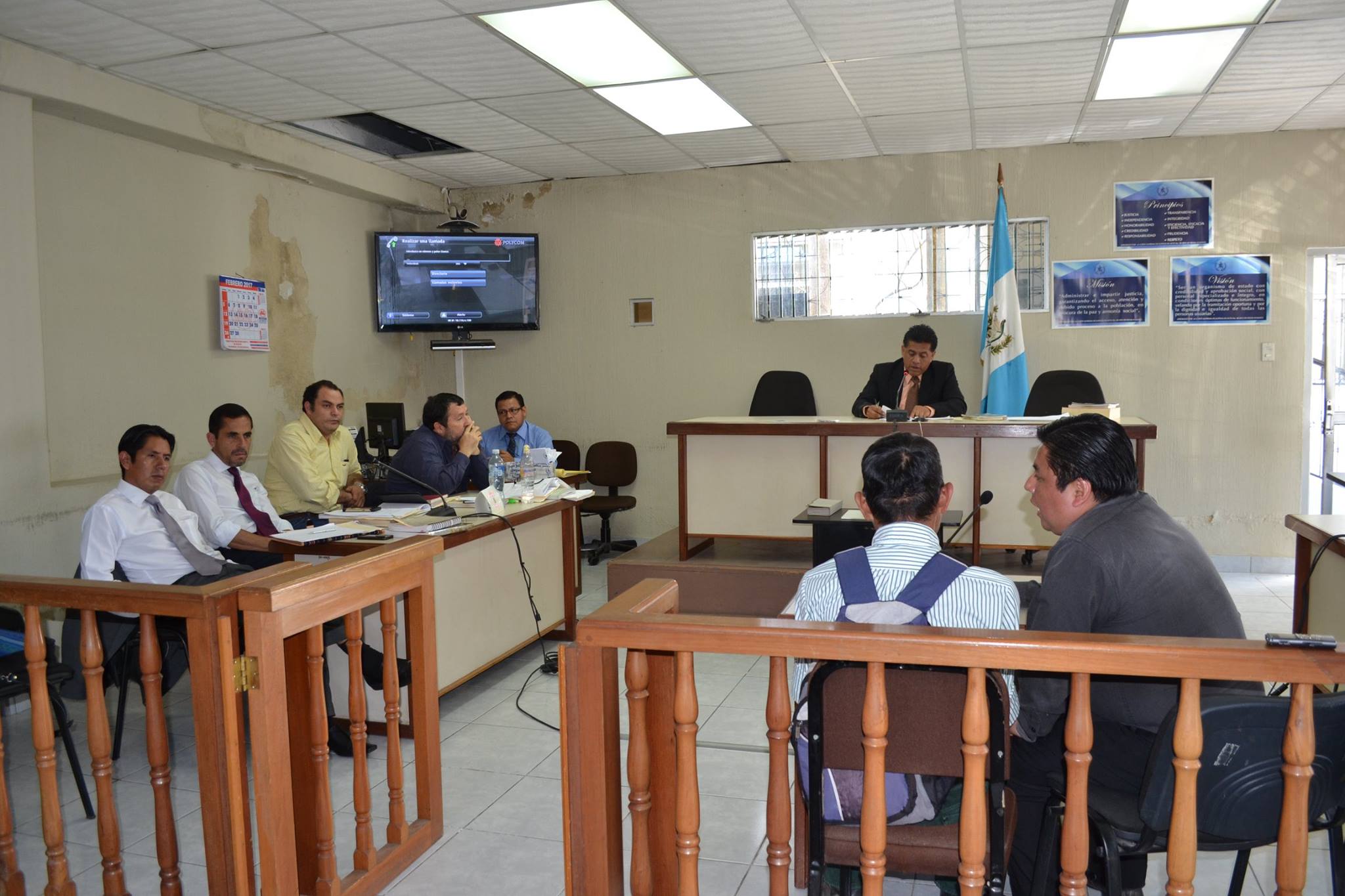 12 comunitarios Q’eqchi’ de Samococh defienden derechos en apertura a juicio en Cobán