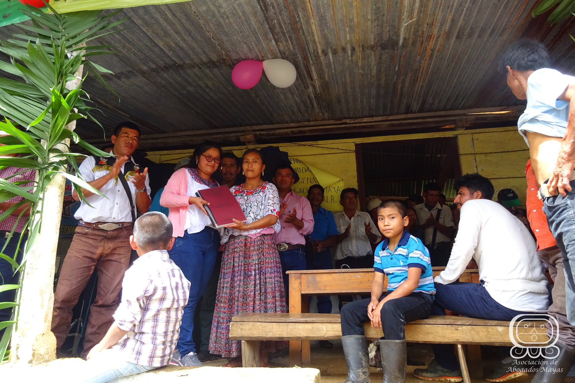 Asociación de Abogados Mayas entrega tercer catastro comunitario en comunidades q’eqchi’ de Seconon