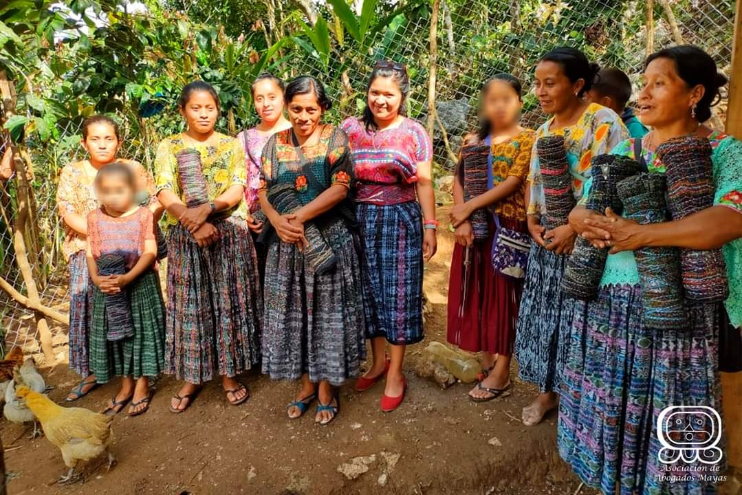 Mujeres q’eqchi’ afectadas por los huracanes IOTA y ETA reciben indumentarias mayas