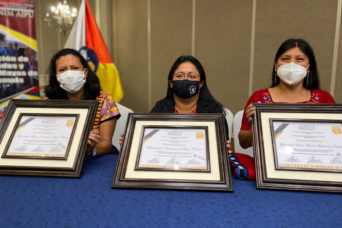 Tres mujeres reciben homenaje de la Asociación de Abogados Mayas