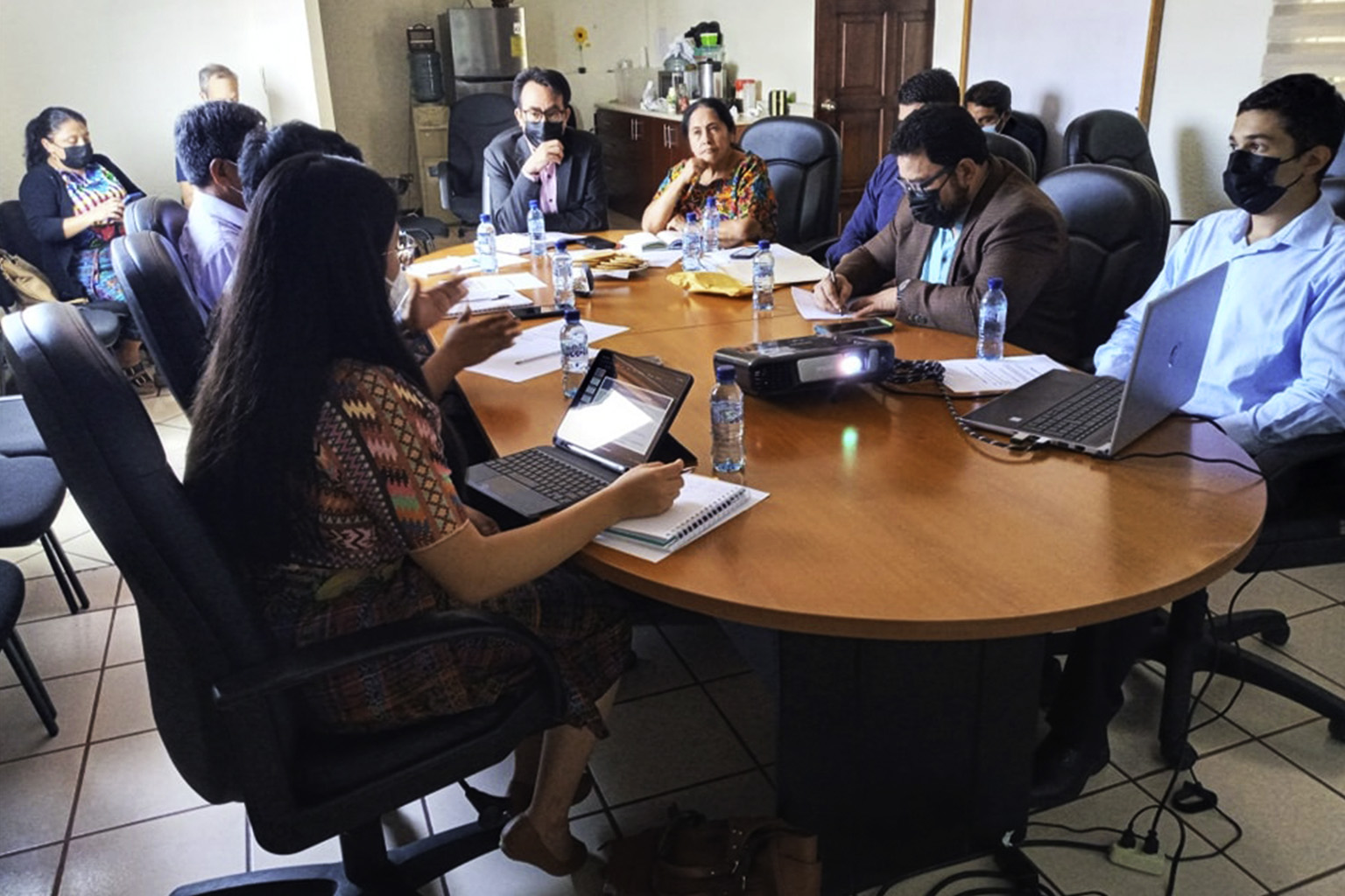 Representantes de radios comunitarias se reúnen con la Comisión de Pueblos Indígenas del Congreso